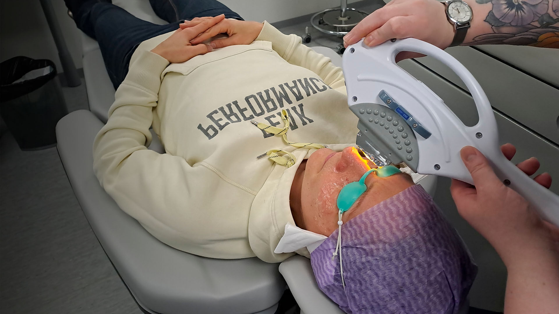 Jenni kuivasilm&auml;isyyden IPL-hoidossa Silm&auml;aseman kuivasilm&auml;klinikalla